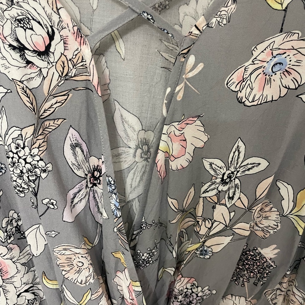 Rue21 Floral Print Blouse in Gray and Pink - Picture 5 of 5